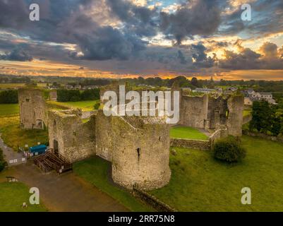 Vue aérienne du château de Roscommon en Irlande, bastion anglo-normand de forme quadrangulaire avec de grandes tours rondes sur les coins Banque D'Images