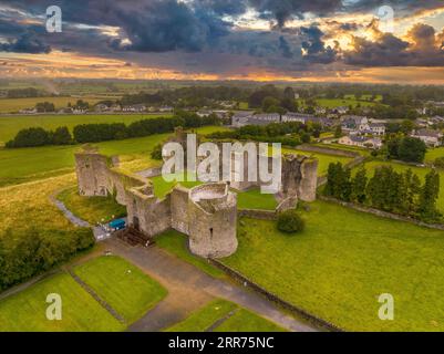 Vue aérienne du château de Roscommon en Irlande, bastion anglo-normand de forme quadrangulaire avec de grandes tours rondes sur les coins Banque D'Images