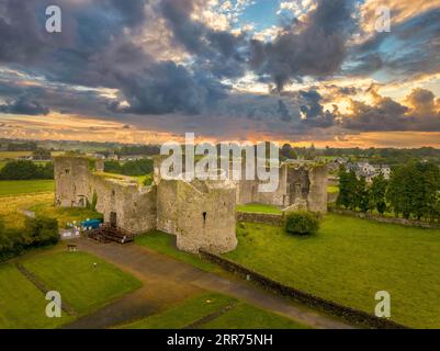 Vue aérienne du château de Roscommon en Irlande, bastion anglo-normand de forme quadrangulaire avec de grandes tours rondes sur les coins Banque D'Images