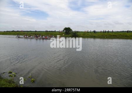 Kolkata, Inde. 06 septembre 2023. Traditionnel 8e festival annuel de course de bateaux dans les Sundarbans sur la rivière Thakuran (également appelé Jamira) dans les Sundarbans avec des milliers d'habitants acclamés à Betberia Ghola, à environ 50 km de distance de Kolkata. Où six bateaux de 60 pieds de long participant avec 9 bateliers chacun organisé par les villageois de Ramamari et Gobramari, Sud 24 Parganas, Bengale occidental. (Photo de Biswarup Ganguly/Pacific Press) crédit : Pacific Press Media production Corp./Alamy Live News Banque D'Images