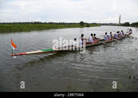 Kolkata, Inde. 06 septembre 2023. Traditionnel 8e festival annuel de course de bateaux dans les Sundarbans sur la rivière Thakuran (également appelé Jamira) dans les Sundarbans avec des milliers d'habitants acclamés à Betberia Ghola, à environ 50 km de distance de Kolkata. Où six bateaux de 60 pieds de long participant avec 9 bateliers chacun organisé par les villageois de Ramamari et Gobramari, Sud 24 Parganas, Bengale occidental. (Photo de Biswarup Ganguly/Pacific Press) crédit : Pacific Press Media production Corp./Alamy Live News Banque D'Images