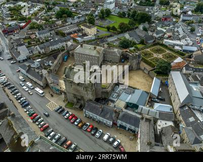 Vue aérienne du château de Roscrea et de la ville en Irlande centrale avec donjon de la tour, murs d'enceinte avec tour circulaire et jardin Banque D'Images