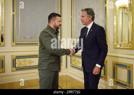 Kiev, Ukraine. 06 septembre 2023. La photo montre le président ukrainien Volodymyr Zelensky serre la main du secrétaire d'État américain Antony Blinken avant une réunion à Bankova à Kiev, en Ukraine, le 6 septembre 2023. Blinken est arrivé à Kiev lors d'une visite inopinée où il devait annoncer plus d'un milliard de dollars d'aide fraîche à l'Ukraine. La visite de Blinken, sa quatrième lors de l'assaut de Moscou, survient alors que Kiev a vanté quelques succès cette semaine dans son offensive pour repousser les forces russes. Photo de la présidence ukrainienne via ABACAPRESS.COM crédit : Abaca Press/Alamy Live News Banque D'Images