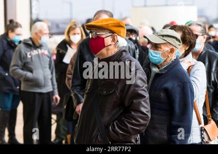 210317 -- TORONTO, le 17 mars 2021 -- les aînés admissibles font la queue pour entrer dans une clinique de vaccination contre la COVID-19 à Toronto, Canada, le 17 mars 2021. À compter de mercredi, la ville de Toronto a ouvert trois cliniques de vaccination contre la COVID-19 gérées par la ville pour vacciner les résidents admissibles nés en 1941 ou avant qui ont confirmé leur rendez-vous. Photo de /Xinhua CANADA-TORONTO-COVID-19-CLINIQUES D'IMMUNISATION POUR AÎNÉS-OUVERTURE DE ZouxZheng PUBLICATIONxNOTxINxCHN Banque D'Images