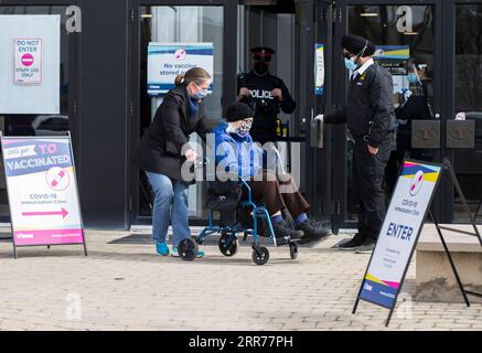 210317 -- TORONTO, le 17 mars 2021 -- une personne âgée arrive en fauteuil roulant à une clinique de vaccination contre la COVID-19 à Toronto, au Canada, le 17 mars 2021. À compter de mercredi, la ville de Toronto a ouvert trois cliniques de vaccination contre la COVID-19 gérées par la ville pour vacciner les résidents admissibles nés en 1941 ou avant qui ont confirmé leur rendez-vous. Photo de /Xinhua CANADA-TORONTO-COVID-19-CLINIQUES D'IMMUNISATION POUR AÎNÉS-OUVERTURE DE ZouxZheng PUBLICATIONxNOTxINxCHN Banque D'Images