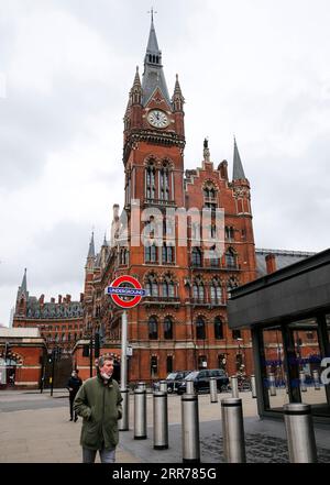 210319 -- LONDRES, le 19 mars 2021 -- des gens marchent dans le centre de Londres, en Grande-Bretagne, le 18 mars 2021. Le gouvernement britannique a annoncé que plus de 25,2 millions de personnes ont maintenant reçu leur première dose d’un vaccin contre le coronavirus. Selon le ministère britannique de la Santé et des Affaires sociales, près de 50 pour cent de tous les adultes britanniques ont reçu un jab. BRETAGNE-LONDRES-COVID-19-VACCINATION HanxYan PUBLICATIONxNOTxINxCHN Banque D'Images