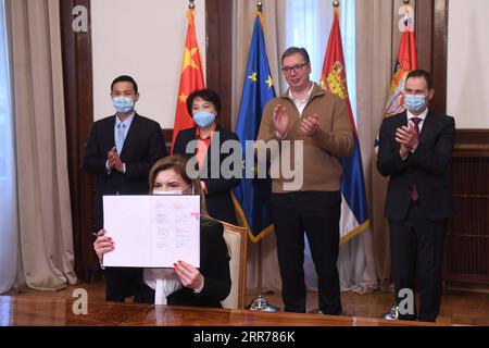 210319 -- BELGRADE, 19 mars 2021 -- le président serbe Aleksandar Vucic 2nd R, de retour et ambassadeur chinois en Serbie Chen Bo 2nd L, assiste à une cérémonie de signature du contrat d'achat de vaccins lors d'une réunion en ligne à Belgrade, Serbie, le 18 mars 2021. La Serbie a signé jeudi un contrat avec la Chine Sinopharm pour acheter davantage de ses vaccins COVID-19, a informé le bureau du président serbe dans un communiqué de presse. /Document via Xinhua SERBIE-CHINE-CONTRAT-ACHAT DE VACCIN SerbianxPresidentialxPalace PUBLICATIONxNOTxINxCHN Banque D'Images