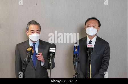 Actualités Themen der Woche KW11 Actualités Bilder des Tages 210319 -- ANCHORAGE, États-Unis, 19 mars 2021 -- Yang Jiechi, membre du bureau politique du comité central du PCC du Parti communiste chinois et directeur du bureau de la commission des affaires étrangères du comité central du PCC, le conseiller d’État chinois et ministre des Affaires étrangères Wang Yi reçoit une interview avec les médias à la suite de la fin du dialogue stratégique de haut niveau avec les États-Unis dans la ville d’Anchorage en Alaska le 19 mars 2021. U.S.-ANCHORAGE-CHINE-ÉTATS-UNIS ENTRETIEN-DIALOGUE STRATÉGIQUE DE HAUT NIVEAU LIUXJIE PUBLICAT Banque D'Images