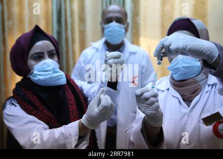 210321 -- HÉBRON, le 21 mars 2021 -- des agents de santé préparent un vaccin contre le COVID-19 lors d'une campagne de vaccination au bureau du ministère de la Santé dans le village de Dura, en Cisjordanie, près de Hébron, le 21 mars 2021. Photo de /Xinhua MIDEAST-HEBRON-COVID-19-VACCINATION MamounxWazwaz PUBLICATIONxNOTxINxCHN Banque D'Images