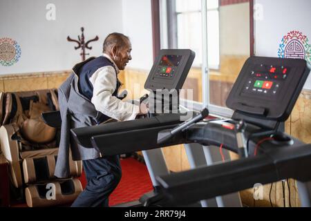 210322 -- LHASSA, le 22 mars 2021 -- Cedain fait des exercices au centre de soins de la préfecture de Ngari, dans la région autonome du Tibet du sud-ouest de la Chine, le 19 mars 2021. Cedain, né en 1941, est un villageois du village de Qianjin dans le comté de Gar, préfecture de Ngari, région autonome du Tibet. Sans terres agricoles et sans assez de nourriture, l'ancien serf et sa famille vivaient de la mendicité dans le passé. Une telle situation a pris fin en 1959, après qu'une réforme démocratique a libéré plus de 1 millions de personnes, soit 90 pour cent de la population de la région à cette époque, du servage féodal. La famille de Cedain a obtenu des terres agricoles à cultiver Banque D'Images