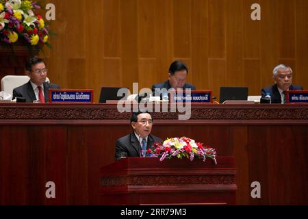 210322 -- VIENTIANE, le 22 mars 2021 -- le Premier ministre lao nouvellement élu, Phankham Viphavanh, prononce une allocution à la séance inaugurale de la neuvième législature de l'Assemblée nationale lao à Vientiane, Laos, le 22 mars 2021. La session inaugurale en cours de la neuvième législature de l Assemblée nationale lao NA a élu lundi matin Thongloun Sisoulith, secrétaire général du Comité central du Parti révolutionnaire populaire lao LPRP, en tant que nouveau président du pays, en remplacement de Bounnhang Vorachit. Phankham Viphavanh, membre du bureau politique du Comité central du LPRP, a également été élu Banque D'Images