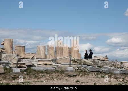 210322 -- ATHÈNES, le 22 mars 2021 -- visite du site archéologique de l'Acropole à Athènes, Grèce, le 22 mars 2021. Lundi, les sites archéologiques en plein air, dont la colline de l’Acropole à Athènes, ont rouvert pour la première fois depuis le début du confinement. Seul un petit groupe de visiteurs est autorisé à visiter et l'utilisation de masques protecteurs est obligatoire. Photo de /Xinhua GRÈCE-ATHÈNES-ACROPOLE-RÉOUVERTURE LefterisxPartsalis PUBLICATIONxNOTxINxCHN Banque D'Images