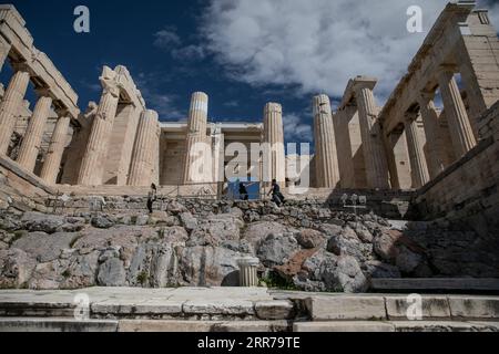 210322 -- ATHÈNES, le 22 mars 2021 -- visite du site archéologique de l'Acropole à Athènes, Grèce, le 22 mars 2021. Lundi, les sites archéologiques en plein air, dont la colline de l’Acropole à Athènes, ont rouvert pour la première fois depuis le début du confinement. Seul un petit groupe de visiteurs est autorisé à visiter et l'utilisation de masques protecteurs est obligatoire. Photo de /Xinhua GRÈCE-ATHÈNES-ACROPOLE-RÉOUVERTURE LefterisxPartsalis PUBLICATIONxNOTxINxCHN Banque D'Images