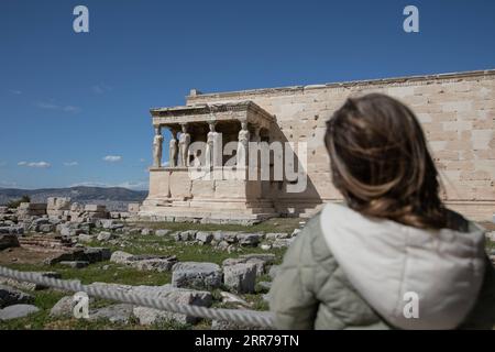 210322 -- ATHÈNES, le 22 mars 2021 -- Une femme visite le site archéologique de l'Acropole à Athènes, en Grèce, le 22 mars 2021. Lundi, les sites archéologiques en plein air, dont la colline de l’Acropole à Athènes, ont rouvert pour la première fois depuis le début du confinement. Seul un petit groupe de visiteurs est autorisé à visiter et l'utilisation de masques protecteurs est obligatoire. Photo de /Xinhua GRÈCE-ATHÈNES-ACROPOLE-RÉOUVERTURE LefterisxPartsalis PUBLICATIONxNOTxINxCHN Banque D'Images