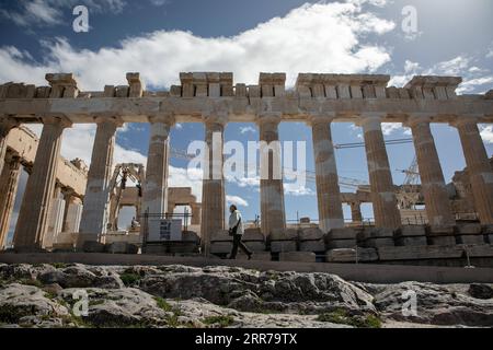 210322 -- ATHÈNES, le 22 mars 2021 -- Un homme visite le site archéologique de l'Acropole à Athènes, en Grèce, le 22 mars 2021. Lundi, les sites archéologiques en plein air, dont la colline de l’Acropole à Athènes, ont rouvert pour la première fois depuis le début du confinement. Seul un petit groupe de visiteurs est autorisé à visiter et l'utilisation de masques protecteurs est obligatoire. Photo de /Xinhua GRÈCE-ATHÈNES-ACROPOLE-RÉOUVERTURE LefterisxPartsalis PUBLICATIONxNOTxINxCHN Banque D'Images