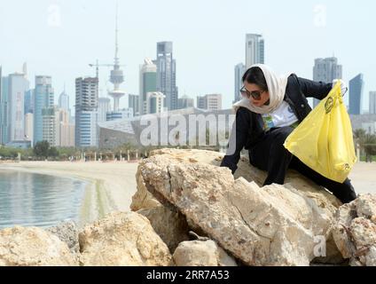 210323 -- KUWAIT CITY, le 23 mars 2021 -- Une femme participe à une campagne de nettoyage de plage à Kuwait City, Koweït, le 23 mars 2021. Photo par /Xinhua KOWEÏT-KOWEÏT VILLE-NETTOYAGE DE LA PLAGE Asad PUBLICATIONxNOTxINxCHN Banque D'Images