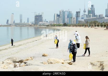 210323 -- KUWAIT CITY, le 23 mars 2021 -- des gens participent à une campagne de nettoyage des plages à Kuwait City, Koweït, le 23 mars 2021. Photo par /Xinhua KOWEÏT-KOWEÏT VILLE-NETTOYAGE DE LA PLAGE Asad PUBLICATIONxNOTxINxCHN Banque D'Images