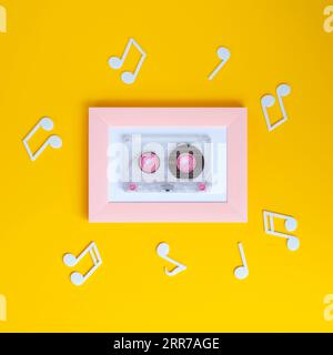 Cassette colorée lumineuse avec des notes de musique autour Banque D'Images