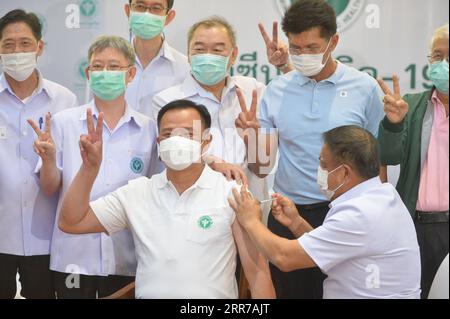 210323 -- BANGKOK, le 23 mars 2021 -- le vice-premier ministre thaïlandais et ministre de la Santé publique Anutin Charnvirakul L, Front reçoit sa deuxième injection du vaccin COVID-19 développé par Sinovac en Chine à Bangkok, Thaïlande, le 23 mars 2021. Le Premier ministre adjoint a été le premier thaïlandais à recevoir le jab le 28 février alors que le pays d’Asie du Sud-est commençait à déployer le programme de vaccination contre le COVID-19. THAÏLANDE-BANGKOK-DÉPUTÉ PM-COVID-19-VACCINATION RACHENXSAGEAMSAK PUBLICATIONXNOTXINXCHN Banque D'Images