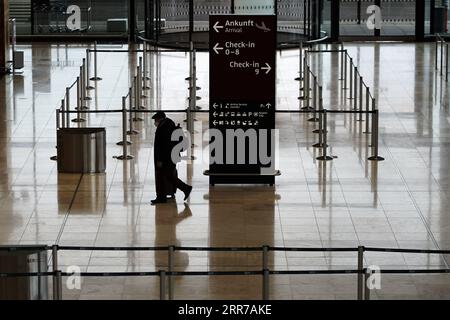 210324 -- BERLIN, le 24 mars 2021 -- Un passager est vu à l'aéroport de Berlin Brandenburg à Schoenefeld, Allemagne, le 23 mars 2021. L’Allemagne prolongera son confinement COVID-19 au moins jusqu’au 18 avril avec des restrictions encore plus strictes pendant les vacances de Pâques, a annoncé la chancelière Angela Merkel lors d’une conférence de presse mardi aux premières heures. Photo de /Xinhua ALLEMAGNE-BERLIN-COVID-19-AÉROPORT-RESTRICTIONS PLUS STRICTES StefanxZeitz PUBLICATIONxNOTxINxCHN Banque D'Images