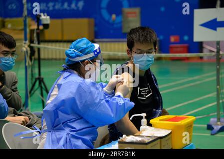 210324 -- PÉKIN, le 24 mars 2021 -- Un étudiant reçoit la deuxième dose de vaccin contre le COVID-19 à l'Université Beihang de Pékin, capitale de la Chine, le 24 mars 2021. CHINE-PÉKIN-CAMPUS-VACCINATION CN XuxQin PUBLICATIONxNOTxINxCHN Banque D'Images