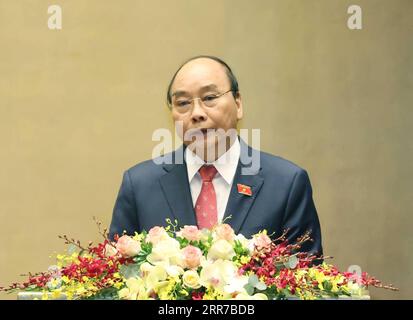 210324 -- HANOI, le 24 mars 2021 -- le Premier ministre vietnamien Nguyen Xuan Phuc présente un rapport de travail du gouvernement lors de la séance d'ouverture de la 11e session de la 14e Assemblée nationale du Vietnam à Hanoi, Vietnam, le 24 mars 2021. La 14e Assemblée nationale du Vietnam, la plus haute législature du pays, a ouvert mercredi sa 11e session, la dernière de son mandat, dans la capitale vietnamienne Hanoi avec des changements de personnel clés en vue. Via Xinhua VIETNAM-HANOI-ASSEMBLÉE NATIONALE-SESSION VNA PUBLICATIONxNOTxINxCHN Banque D'Images