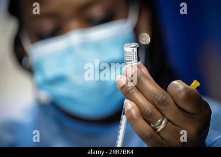 210324 -- PARIS, le 24 mars 2021 -- Une infirmière prépare le vaccin COVID-19 dans un centre de vaccination COVID-19 du Vélodrome National de Saint-Quentin-en-Yvelines à Saint-Quentin-en-Yvelines, France, le 24 mars 2021. Le président français Emmanuel Macron a souligné mardi l'importance de la vaccination alors que le nombre de cas de COVID-19 du pays ne cessait d'augmenter. Depuis le début de la campagne de vaccination en France, près de 6,6 millions de personnes, soit environ 12,6 % de la population adulte, ont reçu au moins une injection, et plus de 2,5 millions ont reçu deux injections, selon le ministère de la Santé. PH Banque D'Images