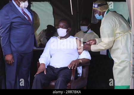 Actualités Bilder des Tages 210324 -- VICTORIA FALLS ZIMBABWE, le 24 mars 2021 -- le président zimbabwéen Emmerson Mnangagwa C reçoit le vaccin contre la COVID-19 à Victoria Falls, au Zimbabwe, le 24 mars 2021. Mnangagwa a reçu mercredi sa première injection du vaccin chinois Sinovac COVID-19 à Victoria Falls. Photo par /Xinhua ZIMBABWE-VICTORIA FALLS-PRESIDENT-COVID-19 VACCIN ChenxYaqin PUBLICATIONxNOTxINxCHN Banque D'Images