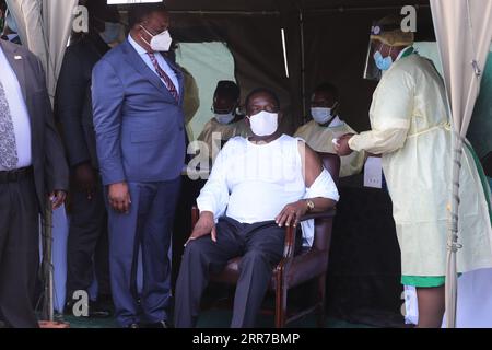 210324 -- VICTORIA FALLS ZIMBABWE, le 24 mars 2021 -- le président zimbabwéen Emmerson Mnangagwa C se prépare à recevoir le vaccin contre la COVID-19 à Victoria Falls, au Zimbabwe, le 24 mars 2021. Mnangagwa a reçu mercredi sa première injection du vaccin chinois Sinovac COVID-19 à Victoria Falls. Photo par /Xinhua ZIMBABWE-VICTORIA FALLS-PRESIDENT-COVID-19 VACCIN ChenxYaqin PUBLICATIONxNOTxINxCHN Banque D'Images