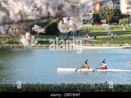 210325 -- ROME, le 25 mars 2021 -- des gens ramant dans une rivière à Rome, Italie, le 24 mars 2021. ITALIE-ROME-VIE QUOTIDIENNE-CERISIER EN FLEUR CHENGXTINGTING PUBLICATIONXNOTXINXCHN Banque D'Images