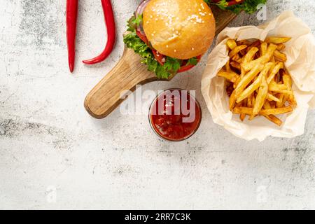 Vue de dessus hamburger avec frites Banque D'Images