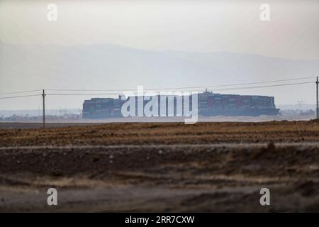 210325 -- LE CAIRE, le 25 mars 2021 -- la photo prise le 25 mars 2021 montre le porte-conteneurs échoué jamais donné sur le canal de Suez, en Égypte. L Autorité du canal de Suez de l Egypte SCA a déclaré jeudi qu elle a temporairement suspendu la navigation à travers le cours de navigation le plus achalandé du monde jusqu'à ce que le cargo échoué soit complètement libéré. ÉGYPTE-SUEZ CANAL-SUSPENSION DE TRAFIC SuixXiankai PUBLICATIONxNOTxINxCHN Banque D'Images