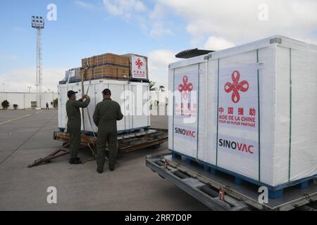 210326 -- TUNIS, le 26 mars 2021 -- les travailleurs de l'aéroport déchargent le vaccin contre le COVID-19 aidé par la Chine à l'aéroport international de Carthage à Tunis, Tunisie, le 25 mars 2021. La Tunisie a reçu jeudi un lot de vaccin COVID-19 donné par la Chine et livré à bord d’un avion militaire du ministère tunisien de la Défense. Photo de /Xinhua TUNISIE-TUNIS-COVID-19 VACCIN-CHINE AdelxEzzine PUBLICATIONxNOTxINxCHN Banque D'Images