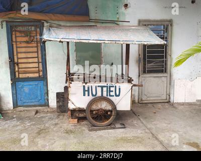 Funky food cart offrant Hutieu, un type de nouilles plates de riz populaire dans le sud du Vietnam. Inactif maintenant, le chariot se déplacera dans une rue animée à l'heure du dîner Banque D'Images