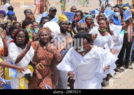 210327 -- COTONOU, le 27 mars 2021 -- la population participe à un rassemblement pour la campagne présidentielle au Palais des Congrès de Cotonou, Bénin, le 26 mars 2021. La Commission électorale autonome nationale du Bénin a lancé jeudi la campagne pour l élection présidentielle du pays prévue pour avril 11. Photo de /Xinhua BÉNIN-COTONOU-ÉLECTION PRÉSIDENTIELLE SeraphinxZounyekpe PUBLICATIONxNOTxINxCHN Banque D'Images