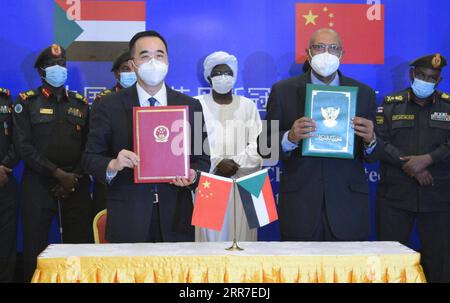Actualités Bilder des Tages 210327 -- KHARTOUM, le 27 mars 2021 -- l'ambassadeur de Chine au Soudan Ma Xinmin L, front et ministre de la Santé du Soudan Omer Al-Najeeb R, pose pour une photo lors d'une cérémonie de remise de vaccins chinois à Khartoum, Soudan, le 26 mars 2021. Un lot de vaccins Sinopharm COVID-19, donnés par le gouvernement chinois au Soudan, est arrivé ici vendredi. SOUDAN-KHARTOUM-VACCIN CHINOIS-ARRIVÉE MaxYichong PUBLICATIONxNOTxINxCHN Banque D'Images