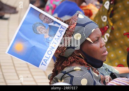 210327 -- COTONOU, le 27 mars 2021 -- une photo prise le 26 mars 2021 montre une femme qui participe à un rassemblement pour la campagne présidentielle au Palais des Congrès de Cotonou, Bénin. La Commission électorale autonome nationale du Bénin a lancé jeudi la campagne pour l élection présidentielle du pays prévue pour avril 11. Photo de /Xinhua BÉNIN-COTONOU-ÉLECTION PRÉSIDENTIELLE SeraphinxZounyekpe PUBLICATIONxNOTxINxCHN Banque D'Images