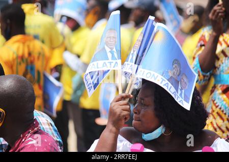 210327 -- COTONOU, le 27 mars 2021 -- une photo prise le 26 mars 2021 montre une femme qui participe à un rassemblement pour la campagne présidentielle au Palais des Congrès de Cotonou, Bénin. La Commission électorale autonome nationale du Bénin a lancé jeudi la campagne pour l élection présidentielle du pays prévue pour avril 11. Photo de /Xinhua BÉNIN-COTONOU-ÉLECTION PRÉSIDENTIELLE SeraphinxZounyekpe PUBLICATIONxNOTxINxCHN Banque D'Images