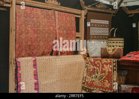 Tissu divers motifs. différents tissus affichés sur les étagères. Un tissu qui peut être appelé un tissu de tapis typique de la province de Lampung in Banque D'Images