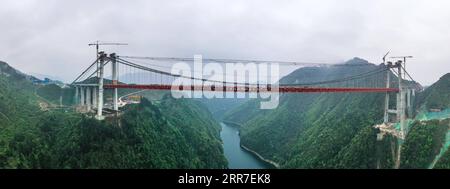 210327 -- GUIDING, 27 mars 2021 -- une photo panoramique aérienne prise le 27 mars 2021 montre le chantier de construction du grand pont de Yangbaoshan dans le comté de Guiding, dans le sud-ouest de la Chine, dans la province du Guizhou. Avec une travée principale de 650 mètres, le grand pont, qui fait partie de l'autoroute Guiyang-Huangping, s'étend sur 1 112 mètres de long. CHINE-GUIZHOU-YANGBAOSHAN PONT-CONSTRUCTION CN YANGXWENBIN PUBLICATIONXNOTXINXCHN Banque D'Images