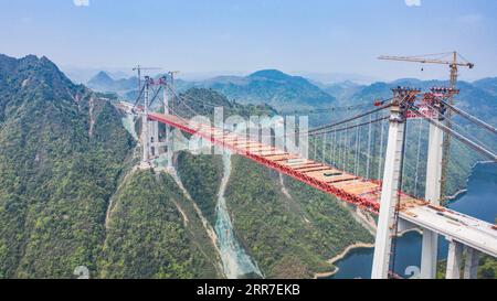 210327 -- GUIDING, 27 mars 2021 -- une photo aérienne prise le 27 mars 2021 montre le chantier de construction du grand pont de Yangbaoshan dans le comté de Guiding, dans la province du Guizhou, au sud-ouest de la Chine. Avec une travée principale de 650 mètres, le grand pont, qui fait partie de l'autoroute Guiyang-Huangping, s'étend sur 1 112 mètres de long. CHINE-GUIZHOU-YANGBAOSHAN PONT-CONSTRUCTION CN TAOXLIANG PUBLICATIONXNOTXINXCHN Banque D'Images