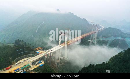 Actualités Bilder des Tages 210327 -- GUIDAGE, 27 mars 2021 -- une photo aérienne prise le 27 mars 2021 montre le chantier de construction du grand pont de Yangbaoshan dans le comté de Guiding, dans la province du Guizhou, au sud-ouest de la Chine. Avec une travée principale de 650 mètres, le grand pont, qui fait partie de l'autoroute Guiyang-Huangping, s'étend sur 1 112 mètres de long. CHINE-GUIZHOU-YANGBAOSHAN PONT-CONSTRUCTION CN YANGXWENBIN PUBLICATIONXNOTXINXCHN Banque D'Images