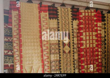 Tissu divers motifs. différents tissus affichés sur les étagères. Un tissu qui peut être appelé un tissu de tapis typique de la province de Lampung in Banque D'Images