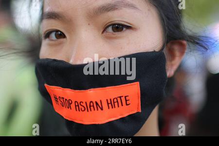 Actualités Bilder des Tages 210327 -- AUCKLAND, le 27 mars 2021 -- Une femme participe au mouvement Stop Asian Hate à Auckland, Nouvelle-Zélande, le 27 mars 2021. Des centaines de personnes se sont rassemblées à Aotea Square dans le quartier des affaires d’Auckland pour exprimer leur colère contre le racisme envers les Asiatiques aux États-Unis et en Nouvelle-Zélande, avant de marcher le long de Queen Street. Photo de /Xinhua NEW ZEALAND-AUCKLAND-ANTI-ASIAN HATE-PROTEST ZhaoxGang PUBLICATIONxNOTxINxCHN Banque D'Images