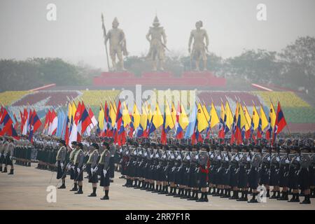 Actualités Themen der Woche KW12 Actualités Bilder des Tages 210327 -- NAY PYI TAW, 27 mars 2021 -- des soldats se tiennent en formation lors d'un défilé pour marquer la 76e Journée des forces armées à Nay Pyi Taw, Myanmar, le 27 mars 2021. MYANMAR-NAY PYI TAW-FORCES ARMÉES JOUR ZHANGXDONGQIANG PUBLICATIONXNOTXINXCHN Banque D'Images