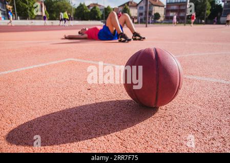 Plancher de joueur de basket-ball avec premier plan de balle Banque D'Images