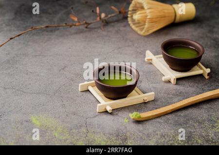 Gros plan des tasses à thé matcha avec espace de copie Banque D'Images