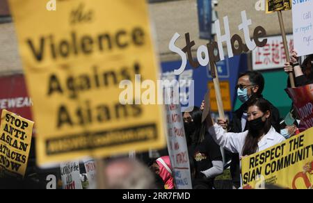 Actualités Bilder des Tages 210328 -- NEW YORK, le 28 mars 2021 -- des personnes assistent à un rassemblement contre le racisme et la violence contre les Américains d'origine asiatique à Flushing de New York, aux États-Unis, le 27 mars 2021. ETATS-UNIS-NEW YORK-RASSEMBLEMENT HAINEUX ANTI-ASIATIQUE WANGXYING PUBLICATIONXNOTXINXCHN Banque D'Images