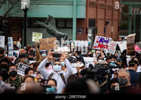 210328 -- CHICAGO, le 28 mars 2021 -- des personnes tenant des pancartes prennent part à un rassemblement Stop Asian Hate à Chinatown, à Chicago, aux États-Unis, le 27 mars 2021. Photo de /Xinhua U.S.-CHICAGO-PROTEST-STOP ASIAN HATE VincentxJohnson PUBLICATIONxNOTxINxCHN Banque D'Images