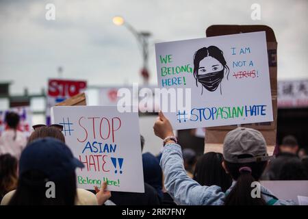 210328 -- CHICAGO, le 28 mars 2021 -- des personnes tenant des pancartes prennent part à un rassemblement Stop Asian Hate à Chinatown, à Chicago, aux États-Unis, le 27 mars 2021. Photo de /Xinhua U.S.-CHICAGO-PROTEST-STOP ASIAN HATE VincentxJohnson PUBLICATIONxNOTxINxCHN Banque D'Images